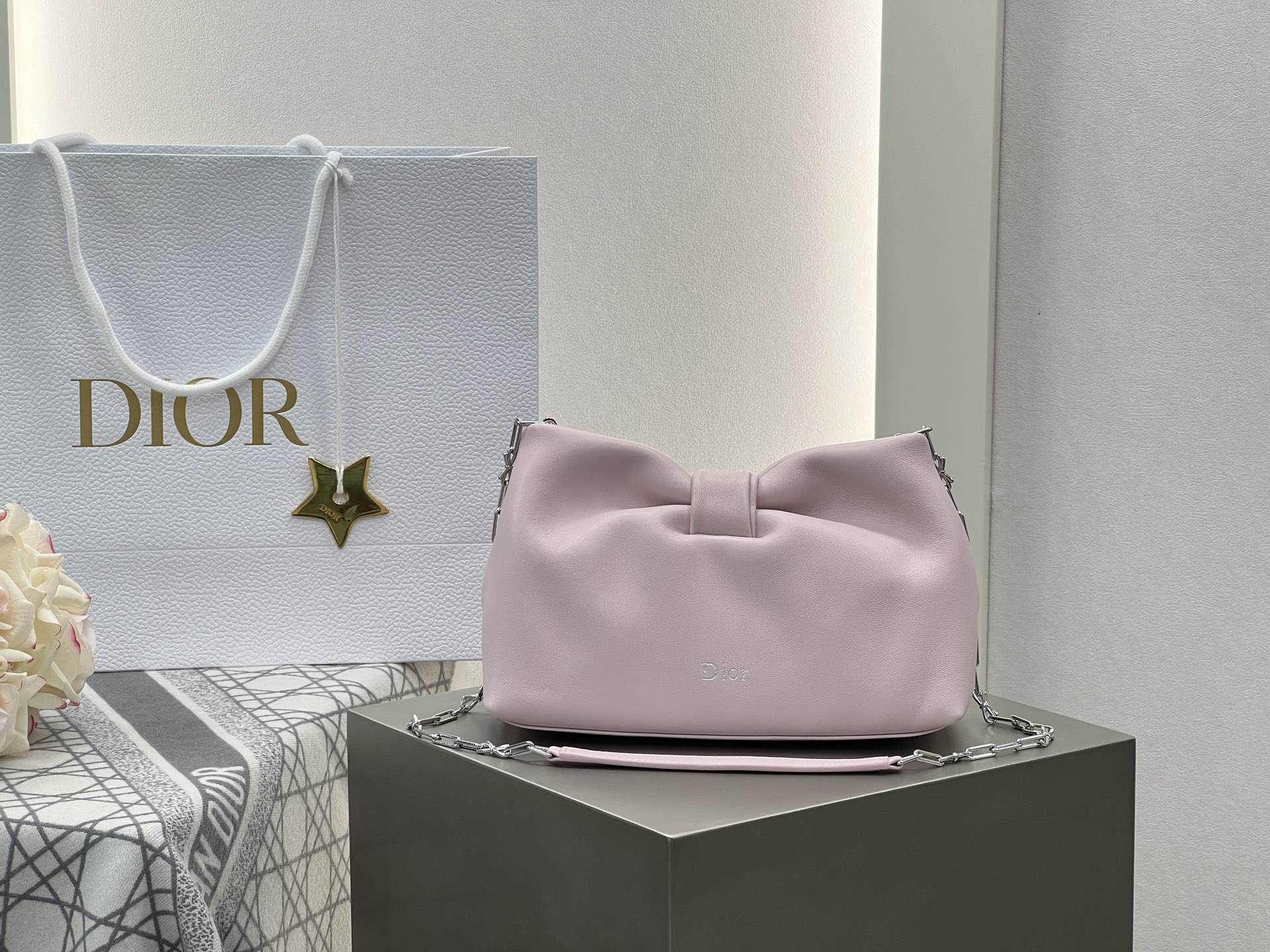 𝑫𝒊𝒐𝒓 𝑩𝒐𝒘 手拿包❗️新款蝴蝶小号🎀粉色🌟来咯❕采用进口原厂皮，蝴蝶结设计俏皮可爱，正面热压银色调