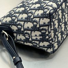 𝗗𝗶𝗼𝗿 𝑵𝒐𝒎𝒂𝒅手拿包❗ 新款手拿饭盒包老花小号现货 最新王炸款,升级版饭盒包,自带肩带的快乐 配🉑调节长肩带,大 𝗗𝗶𝗼𝗿 𝑵𝒐𝒎𝒂𝒅手拿包❗ 新款手拿饭盒包老花小号现货 最新王炸款,升级版饭盒包,自带肩带的快乐 配🉑调节长肩带,大