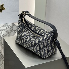 𝗗𝗶𝗼𝗿 𝑵𝒐𝒎𝒂𝒅手拿包❗ 新款手拿饭盒包老花小号现货 最新王炸款,升级版饭盒包,自带肩带的快乐 配🉑调节长肩带,大 𝗗𝗶𝗼𝗿 𝑵𝒐𝒎𝒂𝒅手拿包❗ 新款手拿饭盒包老花小号现货 最新王炸款,升级版饭盒包,自带肩带的快乐 配🉑调节长肩带,大