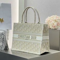 𝗗𝗶𝗼𝗿 𝗕𝗼𝗼𝗸 𝗧𝗼𝘁𝗲 中号托特❗ 经典白金老花现货 美惨了!闪闪的金丝把精致刻在细节里🌟 温柔梦幻 即有奢华感又 𝗗𝗶𝗼𝗿 𝗕𝗼𝗼𝗸 𝗧𝗼𝘁𝗲 中号托特❗ 经典白金老花现货 美惨了!闪闪的金丝把精致刻在细节里🌟 温柔梦幻 即有奢华感又