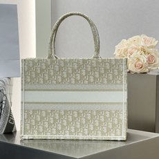 𝗗𝗶𝗼𝗿 𝗕𝗼𝗼𝗸 𝗧𝗼𝘁𝗲 中号托特❗ 经典白金老花现货 美惨了!闪闪的金丝把精致刻在细节里🌟 温柔梦幻 即有奢华感又 𝗗𝗶𝗼𝗿 𝗕𝗼𝗼𝗸 𝗧𝗼𝘁𝗲 中号托特❗ 经典白金老花现货 美惨了!闪闪的金丝把精致刻在细节里🌟 温柔梦幻 即有奢华感又