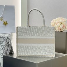 𝗗𝗶𝗼𝗿 𝗕𝗼𝗼𝗸 𝗧𝗼𝘁𝗲 中号托特❗ 最新款的𝐵𝑜𝑜𝑘 𝑡𝑜𝑡𝑒首发!! 新款白金老花现货 美惨了!闪闪的金丝把精致 𝗗𝗶𝗼𝗿 𝗕𝗼𝗼𝗸 𝗧𝗼𝘁𝗲 中号托特❗ 最新款的𝐵𝑜𝑜𝑘 𝑡𝑜𝑡𝑒首发!! 新款白金老花现货 美惨了!闪闪的金丝把精致
