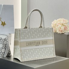 𝗗𝗶𝗼𝗿 𝗕𝗼𝗼𝗸 𝗧𝗼𝘁𝗲 中号托特❗ 最新款的𝐵𝑜𝑜𝑘 𝑡𝑜𝑡𝑒首发!! 新款白金老花现货 美惨了!闪闪的金丝把精致 𝗗𝗶𝗼𝗿 𝗕𝗼𝗼𝗸 𝗧𝗼𝘁𝗲 中号托特❗ 最新款的𝐵𝑜𝑜𝑘 𝑡𝑜𝑡𝑒首发!! 新款白金老花现货 美惨了!闪闪的金丝把精致
