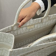 𝗗𝗶𝗼𝗿 𝗕𝗼𝗼𝗸 𝗧𝗼𝘁𝗲 中号托特❗ 最新款的𝐵𝑜𝑜𝑘 𝑡𝑜𝑡𝑒首发!! 新款白金老花现货 美惨了!闪闪的金丝把精致 𝗗𝗶𝗼𝗿 𝗕𝗼𝗼𝗸 𝗧𝗼𝘁𝗲 中号托特❗ 最新款的𝐵𝑜𝑜𝑘 𝑡𝑜𝑡𝑒首发!! 新款白金老花现货 美惨了!闪闪的金丝把精致