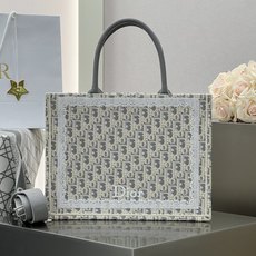𝗗𝗶𝗼𝗿 𝗕𝗼𝗼𝗸 𝗧𝗼𝘁𝗲 肩带款中号托特❗ 肩带款浅灰中号现货 最新款的𝐵𝑜𝑜𝑘 𝑡𝑜𝑡𝑒首发!! 新出的蕾丝托特实 𝗗𝗶𝗼𝗿 𝗕𝗼𝗼𝗸 𝗧𝗼𝘁𝗲 肩带款中号托特❗ 肩带款浅灰中号现货 最新款的𝐵𝑜𝑜𝑘 𝑡𝑜𝑡𝑒首发!! 新出的蕾丝托特实