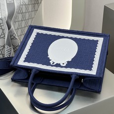 𝗗𝗶𝗼𝗿 𝗕𝗼𝗼𝗸 𝗧𝗼𝘁𝗲 肩带款中号托特❗ 肩带款深蓝色中号现货 最新款𝐵𝑜𝑜𝑘 𝑡𝑜𝑡𝑒首发!! 新出的法式椭圆镜 𝗗𝗶𝗼𝗿 𝗕𝗼𝗼𝗸 𝗧𝗼𝘁𝗲 肩带款中号托特❗ 肩带款深蓝色中号现货 最新款𝐵𝑜𝑜𝑘 𝑡𝑜𝑡𝑒首发!! 新出的法式椭圆镜