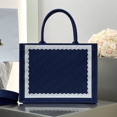 𝗗𝗶𝗼𝗿 𝗕𝗼𝗼𝗸 𝗧𝗼𝘁𝗲 肩带款中号托特❗ 肩带款深蓝色中号现货 最新款𝐵𝑜𝑜𝑘 𝑡𝑜𝑡𝑒首发!! 新出的法式椭圆镜 𝗗𝗶𝗼𝗿 𝗕𝗼𝗼𝗸 𝗧𝗼𝘁𝗲 肩带款中号托特❗ 肩带款深蓝色中号现货 最新款𝐵𝑜𝑜𝑘 𝑡𝑜𝑡𝑒首发!! 新出的法式椭圆镜
