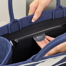 𝗗𝗶𝗼𝗿 𝗕𝗼𝗼𝗸 𝗧𝗼𝘁𝗲 肩带款中号托特❗ 肩带款深蓝色中号现货 最新款𝐵𝑜𝑜𝑘 𝑡𝑜𝑡𝑒首发!! 新出的法式椭圆镜 𝗗𝗶𝗼𝗿 𝗕𝗼𝗼𝗸 𝗧𝗼𝘁𝗲 肩带款中号托特❗ 肩带款深蓝色中号现货 最新款𝐵𝑜𝑜𝑘 𝑡𝑜𝑡𝑒首发!! 新出的法式椭圆镜