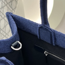 𝗗𝗶𝗼𝗿 𝗕𝗼𝗼𝗸 𝗧𝗼𝘁𝗲 肩带款中号托特❗ 肩带款深蓝色中号现货 最新款𝐵𝑜𝑜𝑘 𝑡𝑜𝑡𝑒首发!! 新出的法式椭圆镜 𝗗𝗶𝗼𝗿 𝗕𝗼𝗼𝗸 𝗧𝗼𝘁𝗲 肩带款中号托特❗ 肩带款深蓝色中号现货 最新款𝐵𝑜𝑜𝑘 𝑡𝑜𝑡𝑒首发!! 新出的法式椭圆镜