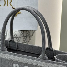 𝗗𝗶𝗼𝗿 𝗕𝗼𝗼𝗸 𝗧𝗼𝘁𝗲 肩带款中号托特❗ 肩带款灰色中号现货 最新款的𝐵𝑜𝑜𝑘 𝑡𝑜𝑡𝑒首发!! 新出的法式椭圆镜 𝗗𝗶𝗼𝗿 𝗕𝗼𝗼𝗸 𝗧𝗼𝘁𝗲 肩带款中号托特❗ 肩带款灰色中号现货 最新款的𝐵𝑜𝑜𝑘 𝑡𝑜𝑡𝑒首发!! 新出的法式椭圆镜