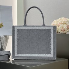 𝗗𝗶𝗼𝗿 𝗕𝗼𝗼𝗸 𝗧𝗼𝘁𝗲 肩带款中号托特❗ 肩带款灰色中号现货 最新款的𝐵𝑜𝑜𝑘 𝑡𝑜𝑡𝑒首发!! 新出的法式椭圆镜 𝗗𝗶𝗼𝗿 𝗕𝗼𝗼𝗸 𝗧𝗼𝘁𝗲 肩带款中号托特❗ 肩带款灰色中号现货 最新款的𝐵𝑜𝑜𝑘 𝑡𝑜𝑡𝑒首发!! 新出的法式椭圆镜