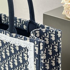 𝗗𝗶𝗼𝗿 𝗕𝗼𝗼𝗸 𝗧𝗼𝘁𝗲 肩带款中号托特❗ 肩带款蓝老花中号现货 最新款的𝐵𝑜𝑜𝑘 𝑡𝑜𝑡𝑒首发!! 新出的蕾丝托特 𝗗𝗶𝗼𝗿 𝗕𝗼𝗼𝗸 𝗧𝗼𝘁𝗲 肩带款中号托特❗ 肩带款蓝老花中号现货 最新款的𝐵𝑜𝑜𝑘 𝑡𝑜𝑡𝑒首发!! 新出的蕾丝托特