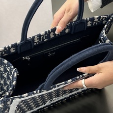 𝗗𝗶𝗼𝗿 𝗕𝗼𝗼𝗸 𝗧𝗼𝘁𝗲 肩带款中号托特❗ 肩带款蓝老花中号现货 最新款的𝐵𝑜𝑜𝑘 𝑡𝑜𝑡𝑒首发!! 新出的蕾丝托特 𝗗𝗶𝗼𝗿 𝗕𝗼𝗼𝗸 𝗧𝗼𝘁𝗲 肩带款中号托特❗ 肩带款蓝老花中号现货 最新款的𝐵𝑜𝑜𝑘 𝑡𝑜𝑡𝑒首发!! 新出的蕾丝托特