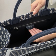 𝗗𝗶𝗼𝗿 𝗕𝗼𝗼𝗸 𝗧𝗼𝘁𝗲 肩带款中号托特❗ 肩带款蓝老花中号现货 最新款的𝐵𝑜𝑜𝑘 𝑡𝑜𝑡𝑒首发!! 新出的蕾丝托特 𝗗𝗶𝗼𝗿 𝗕𝗼𝗼𝗸 𝗧𝗼𝘁𝗲 肩带款中号托特❗ 肩带款蓝老花中号现货 最新款的𝐵𝑜𝑜𝑘 𝑡𝑜𝑡𝑒首发!! 新出的蕾丝托特
