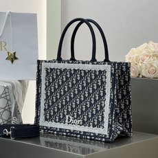 𝗗𝗶𝗼𝗿 𝗕𝗼𝗼𝗸 𝗧𝗼𝘁𝗲 肩带款中号托特❗ 肩带款蓝老花中号现货 最新款的𝐵𝑜𝑜𝑘 𝑡𝑜𝑡𝑒首发!! 新出的蕾丝托特 𝗗𝗶𝗼𝗿 𝗕𝗼𝗼𝗸 𝗧𝗼𝘁𝗲 肩带款中号托特❗ 肩带款蓝老花中号现货 最新款的𝐵𝑜𝑜𝑘 𝑡𝑜𝑡𝑒首发!! 新出的蕾丝托特