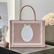 𝗗𝗶𝗼𝗿 𝗕𝗼𝗼𝗸 𝗧𝗼𝘁𝗲 肩带款中号托特❗ 肩带款粉色中号现货 最新款的𝐵𝑜𝑜𝑘 𝑡𝑜𝑡𝑒首发!! 新出的法式椭圆镜 𝗗𝗶𝗼𝗿 𝗕𝗼𝗼𝗸 𝗧𝗼𝘁𝗲 肩带款中号托特❗ 肩带款粉色中号现货 最新款的𝐵𝑜𝑜𝑘 𝑡𝑜𝑡𝑒首发!! 新出的法式椭圆镜