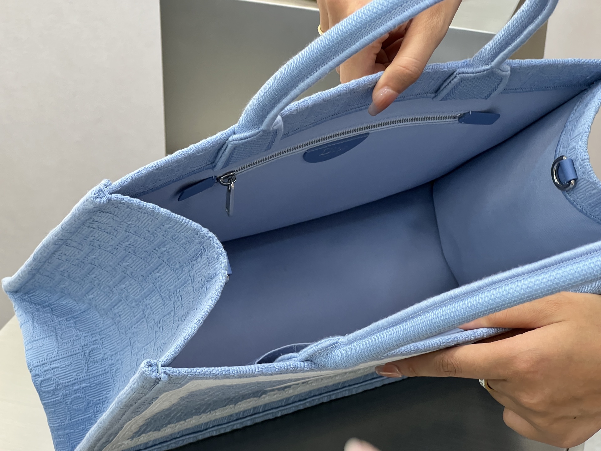 𝗗𝗶𝗼𝗿 𝗕𝗼𝗼𝗸 𝗧𝗼𝘁𝗲 肩带款中号托特❗ 肩带款浅蓝色中号现货 最新款的𝐵𝑜𝑜𝑘 𝑡𝑜𝑡𝑒首发！！ 新出的法式椭圆