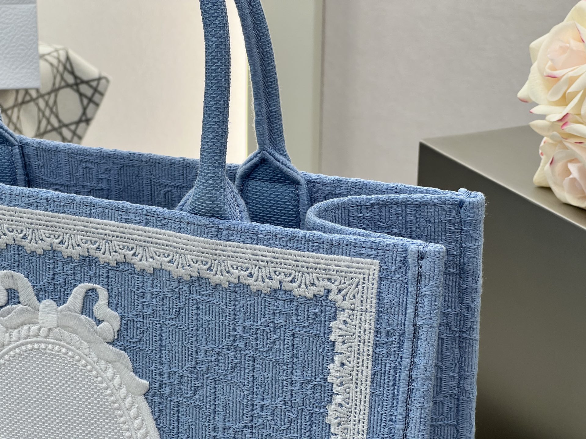 𝗗𝗶𝗼𝗿 𝗕𝗼𝗼𝗸 𝗧𝗼𝘁𝗲 肩带款中号托特❗ 肩带款浅蓝色中号现货 最新款的𝐵𝑜𝑜𝑘 𝑡𝑜𝑡𝑒首发！！ 新出的法式椭圆