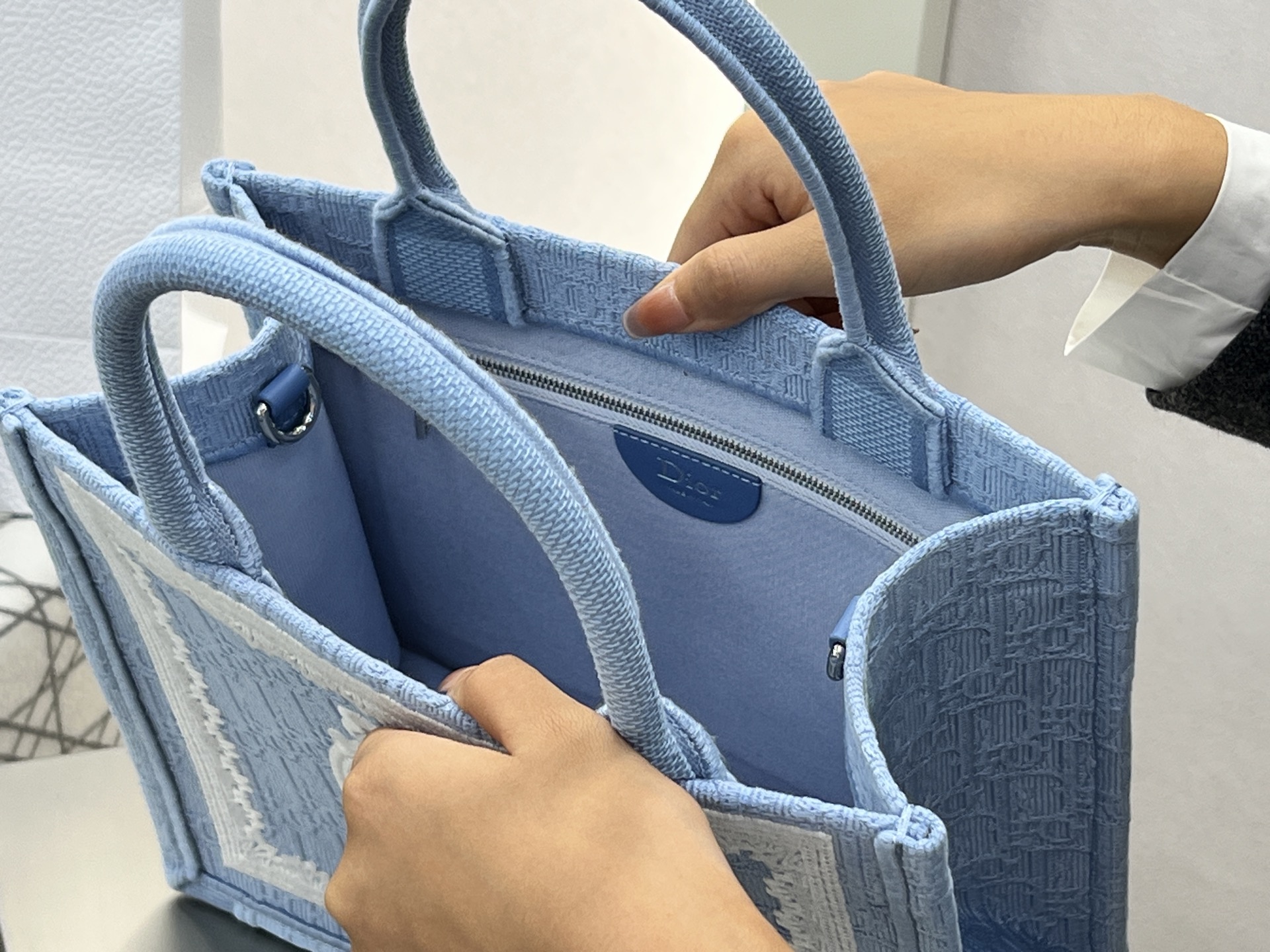 𝗗𝗶𝗼𝗿 𝗕𝗼𝗼𝗸 𝗧𝗼𝘁𝗲 肩带款小号托特❗ 肩带款浅蓝色小号现货 最新款的𝑩𝒐𝒐𝒌 𝑻𝒐𝒕𝒆首发！ 新出的法式椭圆镜