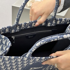 𝗗𝗶𝗼𝗿 𝗕𝗼𝗼𝗸 𝗧𝗼𝘁𝗲 肩带款中号托特❗ 肩带款蓝老花中号现货 最新款的𝐵𝑜𝑜𝑘 𝑡𝑜𝑡𝑒首发!! 新出的法式椭圆 𝗗𝗶𝗼𝗿 𝗕𝗼𝗼𝗸 𝗧𝗼𝘁𝗲 肩带款中号托特❗ 肩带款蓝老花中号现货 最新款的𝐵𝑜𝑜𝑘 𝑡𝑜𝑡𝑒首发!! 新出的法式椭圆
