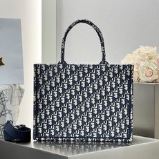 𝗗𝗶𝗼𝗿 𝗕𝗼𝗼𝗸 𝗧𝗼𝘁𝗲 肩带款中号托特❗ 肩带款蓝老花中号现货 最新款的𝐵𝑜𝑜𝑘 𝑡𝑜𝑡𝑒首发!! 新出的法式椭圆 𝗗𝗶𝗼𝗿 𝗕𝗼𝗼𝗸 𝗧𝗼𝘁𝗲 肩带款中号托特❗ 肩带款蓝老花中号现货 最新款的𝐵𝑜𝑜𝑘 𝑡𝑜𝑡𝑒首发!! 新出的法式椭圆