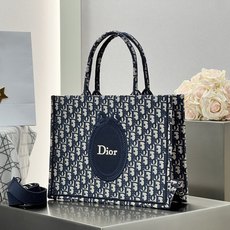 𝗗𝗶𝗼𝗿 𝗕𝗼𝗼𝗸 𝗧𝗼𝘁𝗲 肩带款中号托特❗ 肩带款蓝老花中号现货 最新款的𝐵𝑜𝑜𝑘 𝑡𝑜𝑡𝑒首发!! 新出的法式椭圆 𝗗𝗶𝗼𝗿 𝗕𝗼𝗼𝗸 𝗧𝗼𝘁𝗲 肩带款中号托特❗ 肩带款蓝老花中号现货 最新款的𝐵𝑜𝑜𝑘 𝑡𝑜𝑡𝑒首发!! 新出的法式椭圆