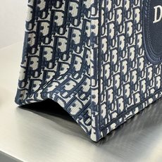 𝗗𝗶𝗼𝗿 𝗕𝗼𝗼𝗸 𝗧𝗼𝘁𝗲 肩带款中号托特❗ 肩带款蓝老花中号现货 最新款的𝐵𝑜𝑜𝑘 𝑡𝑜𝑡𝑒首发!! 新出的法式椭圆 𝗗𝗶𝗼𝗿 𝗕𝗼𝗼𝗸 𝗧𝗼𝘁𝗲 肩带款中号托特❗ 肩带款蓝老花中号现货 最新款的𝐵𝑜𝑜𝑘 𝑡𝑜𝑡𝑒首发!! 新出的法式椭圆