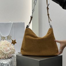 𝑫𝒊𝒐𝒓𝒍𝒚 中号❗️ 棕色中号现货 采用进口原厂牛皮,麂皮绒𝑯𝒐𝒃𝒐手感非常好,自带随性松弛的气质,很精致, 磁扣双 𝑫𝒊𝒐𝒓𝒍𝒚 中号❗️ 棕色中号现货 采用进口原厂牛皮,麂皮绒𝑯𝒐𝒃𝒐手感非常好,自带随性松弛的气质,很精致, 磁扣双