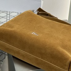 𝑫𝒊𝒐𝒓𝒍𝒚 中号❗️ 棕色中号现货 采用进口原厂牛皮,麂皮绒𝑯𝒐𝒃𝒐手感非常好,自带随性松弛的气质,很精致, 磁扣双 𝑫𝒊𝒐𝒓𝒍𝒚 中号❗️ 棕色中号现货 采用进口原厂牛皮,麂皮绒𝑯𝒐𝒃𝒐手感非常好,自带随性松弛的气质,很精致, 磁扣双