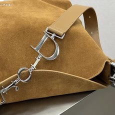 𝑫𝒊𝒐𝒓𝒍𝒚 中号❗️ 棕色中号现货 采用进口原厂牛皮,麂皮绒𝑯𝒐𝒃𝒐手感非常好,自带随性松弛的气质,很精致, 磁扣双 𝑫𝒊𝒐𝒓𝒍𝒚 中号❗️ 棕色中号现货 采用进口原厂牛皮,麂皮绒𝑯𝒐𝒃𝒐手感非常好,自带随性松弛的气质,很精致, 磁扣双