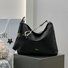 𝑫𝒊𝒐𝒓𝒍𝒚 中号❗️ 黑色中号现货 采用进口原厂牛皮,精湛工艺平藤格纹,低调复古质感绝了,自带随性松弛的气质,很精致 𝑫𝒊𝒐𝒓𝒍𝒚 中号❗️ 黑色中号现货 采用进口原厂牛皮,精湛工艺平藤格纹,低调复古质感绝了,自带随性松弛的气质,很精致