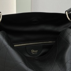 𝑫𝒊𝒐𝒓𝒍𝒚 中号❗️ 黑色中号现货 采用进口原厂牛皮,精湛工艺平藤格纹,低调复古质感绝了,自带随性松弛的气质,很精致 𝑫𝒊𝒐𝒓𝒍𝒚 中号❗️ 黑色中号现货 采用进口原厂牛皮,精湛工艺平藤格纹,低调复古质感绝了,自带随性松弛的气质,很精致