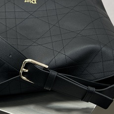 𝑫𝒊𝒐𝒓𝒍𝒚 中号❗️ 黑色中号现货 采用进口原厂牛皮,精湛工艺平藤格纹,低调复古质感绝了,自带随性松弛的气质,很精致 𝑫𝒊𝒐𝒓𝒍𝒚 中号❗️ 黑色中号现货 采用进口原厂牛皮,精湛工艺平藤格纹,低调复古质感绝了,自带随性松弛的气质,很精致