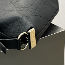 𝑫𝒊𝒐𝒓𝒍𝒚 中号❗️ 黑色中号现货 采用进口原厂牛皮,精湛工艺平藤格纹,低调复古质感绝了,自带随性松弛的气质,很精致 𝑫𝒊𝒐𝒓𝒍𝒚 中号❗️ 黑色中号现货 采用进口原厂牛皮,精湛工艺平藤格纹,低调复古质感绝了,自带随性松弛的气质,很精致
