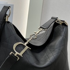 𝑫𝒊𝒐𝒓𝒍𝒚 中号❗️ 黑色中号现货 采用进口原厂牛皮,精湛工艺平藤格纹,低调复古质感绝了,自带随性松弛的气质,很精致 𝑫𝒊𝒐𝒓𝒍𝒚 中号❗️ 黑色中号现货 采用进口原厂牛皮,精湛工艺平藤格纹,低调复古质感绝了,自带随性松弛的气质,很精致