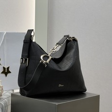 𝑫𝒊𝒐𝒓𝒍𝒚 中号❗️ 黑色中号现货 采用进口原厂牛皮,精湛工艺平藤格纹,低调复古质感绝了,自带随性松弛的气质,很精致 𝑫𝒊𝒐𝒓𝒍𝒚 中号❗️ 黑色中号现货 采用进口原厂牛皮,精湛工艺平藤格纹,低调复古质感绝了,自带随性松弛的气质,很精致