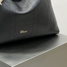𝑫𝒊𝒐𝒓𝒍𝒚 中号❗️ 黑色中号现货 采用进口原厂牛皮,精湛工艺平藤格纹,低调复古质感绝了,自带随性松弛的气质,很精致 𝑫𝒊𝒐𝒓𝒍𝒚 中号❗️ 黑色中号现货 采用进口原厂牛皮,精湛工艺平藤格纹,低调复古质感绝了,自带随性松弛的气质,很精致