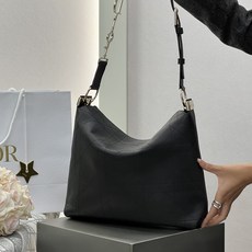 𝑫𝒊𝒐𝒓𝒍𝒚 中号❗️ 黑色中号现货 采用进口原厂牛皮,精湛工艺平藤格纹,低调复古质感绝了,自带随性松弛的气质,很精致 𝑫𝒊𝒐𝒓𝒍𝒚 中号❗️ 黑色中号现货 采用进口原厂牛皮,精湛工艺平藤格纹,低调复古质感绝了,自带随性松弛的气质,很精致
