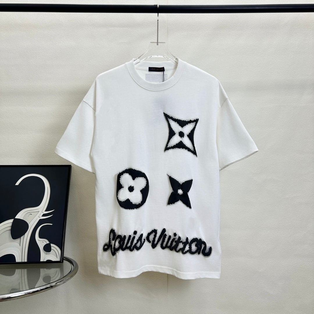 💰85（顶级版本 区别通货）

款式：路易威登LV发泡工艺LOGO短袖

颜色：图片色

尺码：S-XL

面料：300克双织纯棉

辅料：全套定制辅料

无性别区分 男女同款