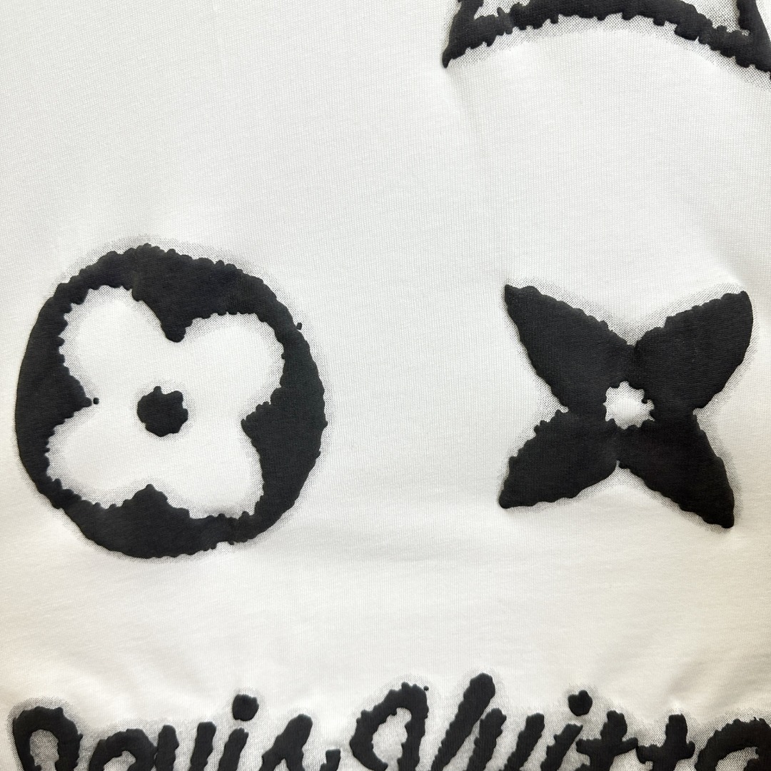 💰85（顶级版本 区别通货）

款式：路易威登LV发泡工艺LOGO短袖

颜色：图片色

尺码：S-XL

面料：300克双织纯棉

辅料：全套定制辅料

无性别区分 男女同款