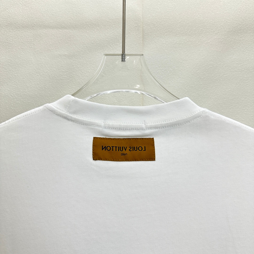 💰85（顶级版本 区别通货）

款式：路易威登LV发泡工艺LOGO短袖

颜色：图片色

尺码：S-XL

面料：300克双织纯棉

辅料：全套定制辅料

无性别区分 男女同款