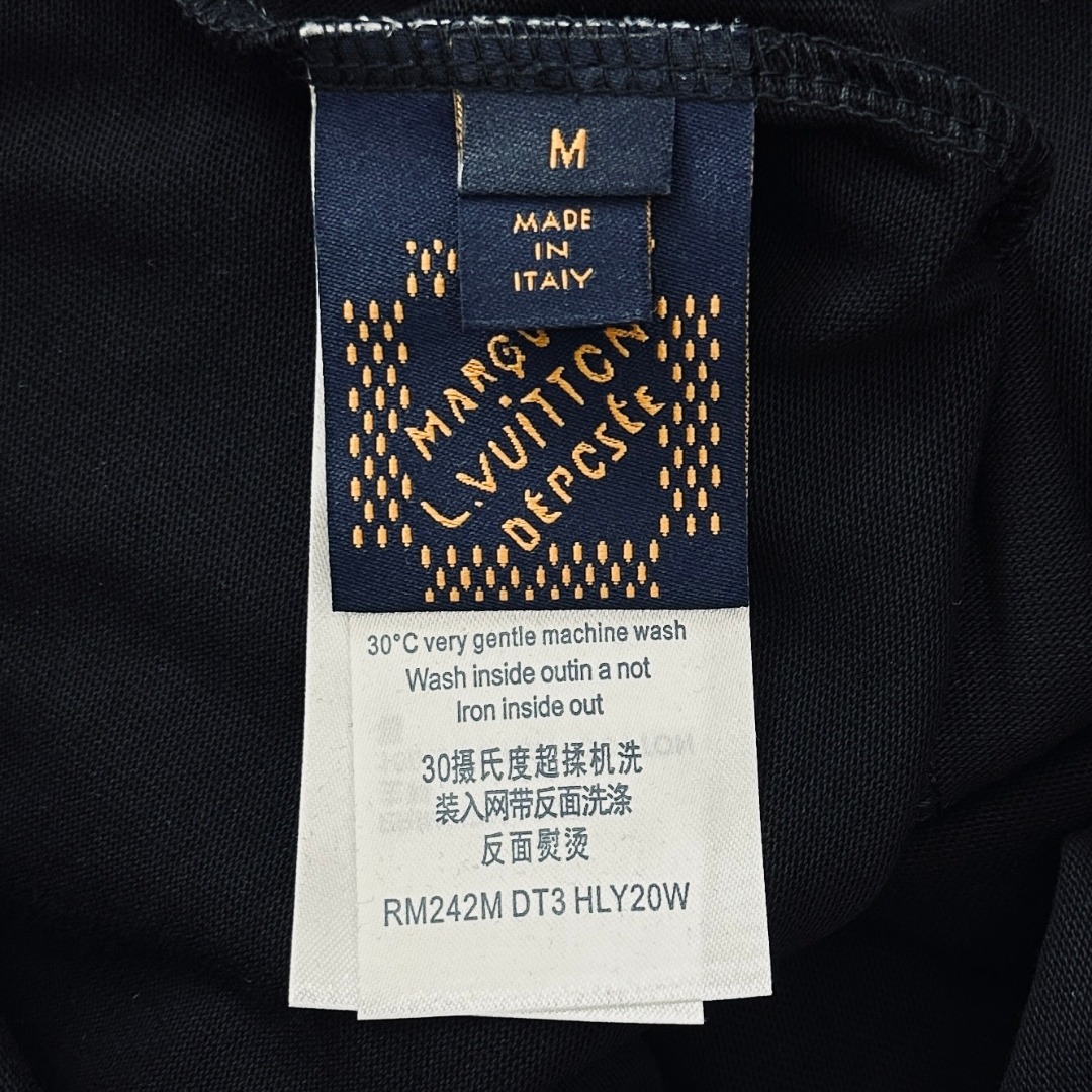 💰85（顶级版本 区别通货）

款式：路易威登LV发泡工艺LOGO短袖

颜色：图片色

尺码：S-XL

面料：300克双织纯棉

辅料：全套定制辅料

无性别区分 男女同款