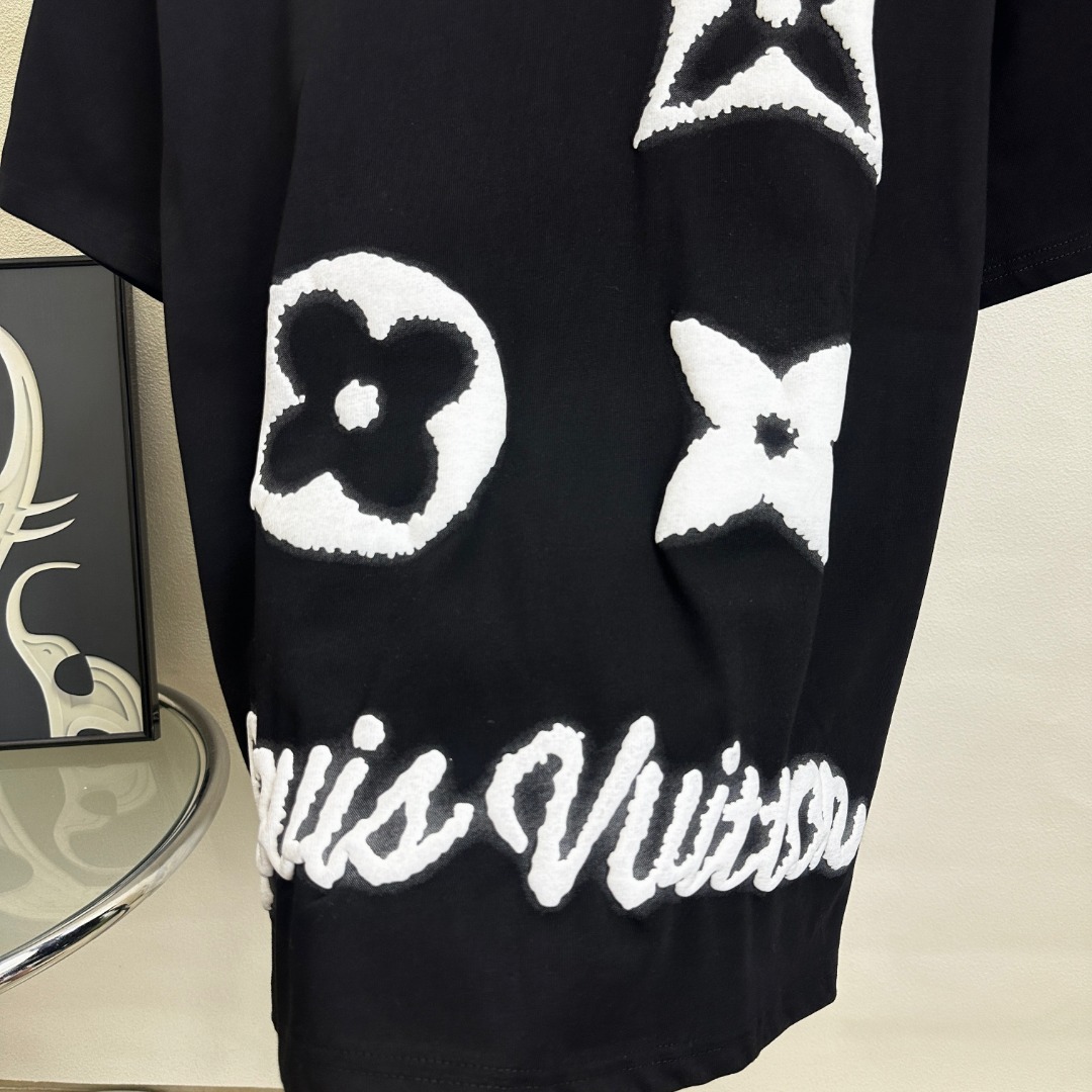 💰85（顶级版本 区别通货）

款式：路易威登LV发泡工艺LOGO短袖

颜色：图片色

尺码：S-XL

面料：300克双织纯棉

辅料：全套定制辅料

无性别区分 男女同款