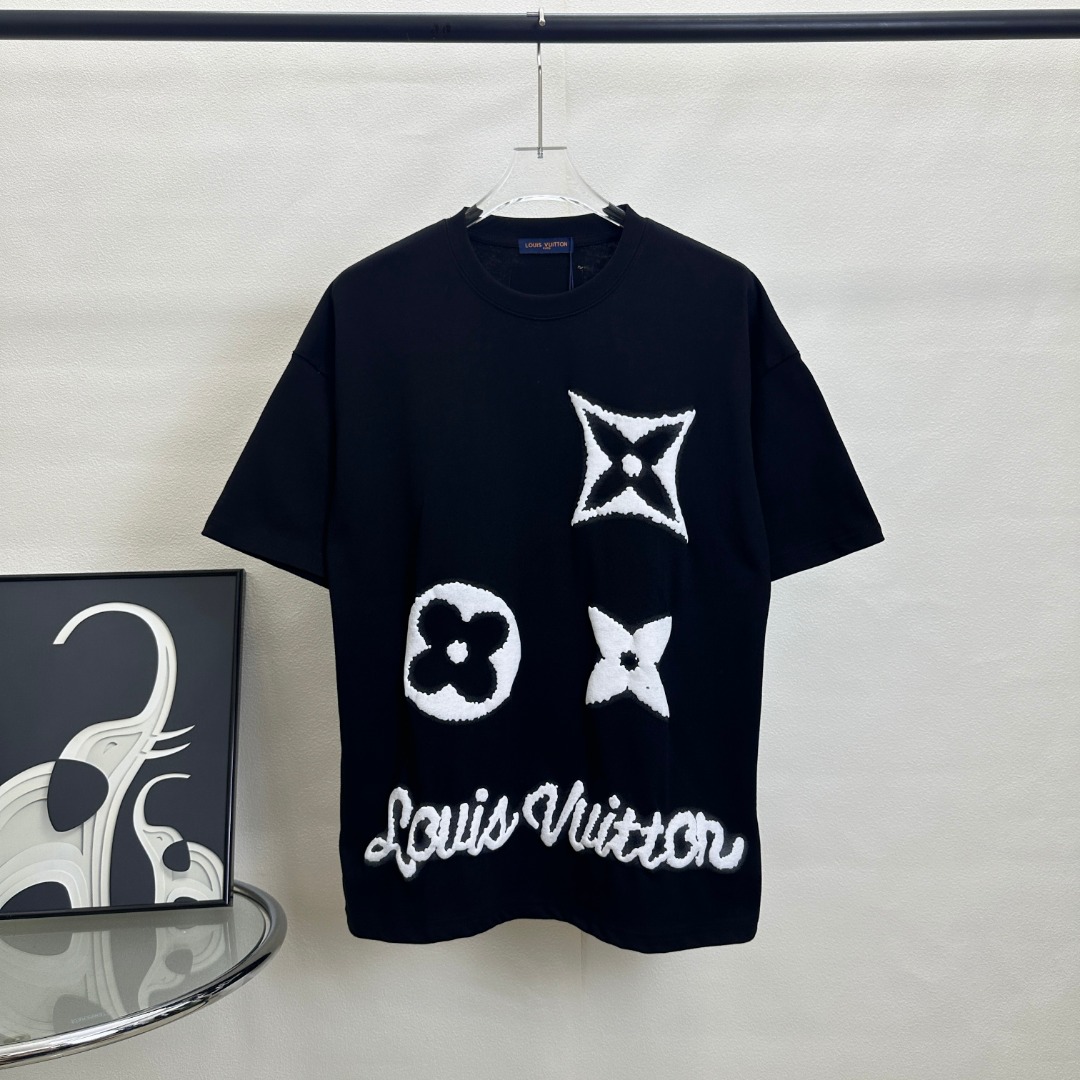 💰85（顶级版本 区别通货）

款式：路易威登LV发泡工艺LOGO短袖

颜色：图片色

尺码：S-XL

面料：300克双织纯棉

辅料：全套定制辅料

无性别区分 男女同款
