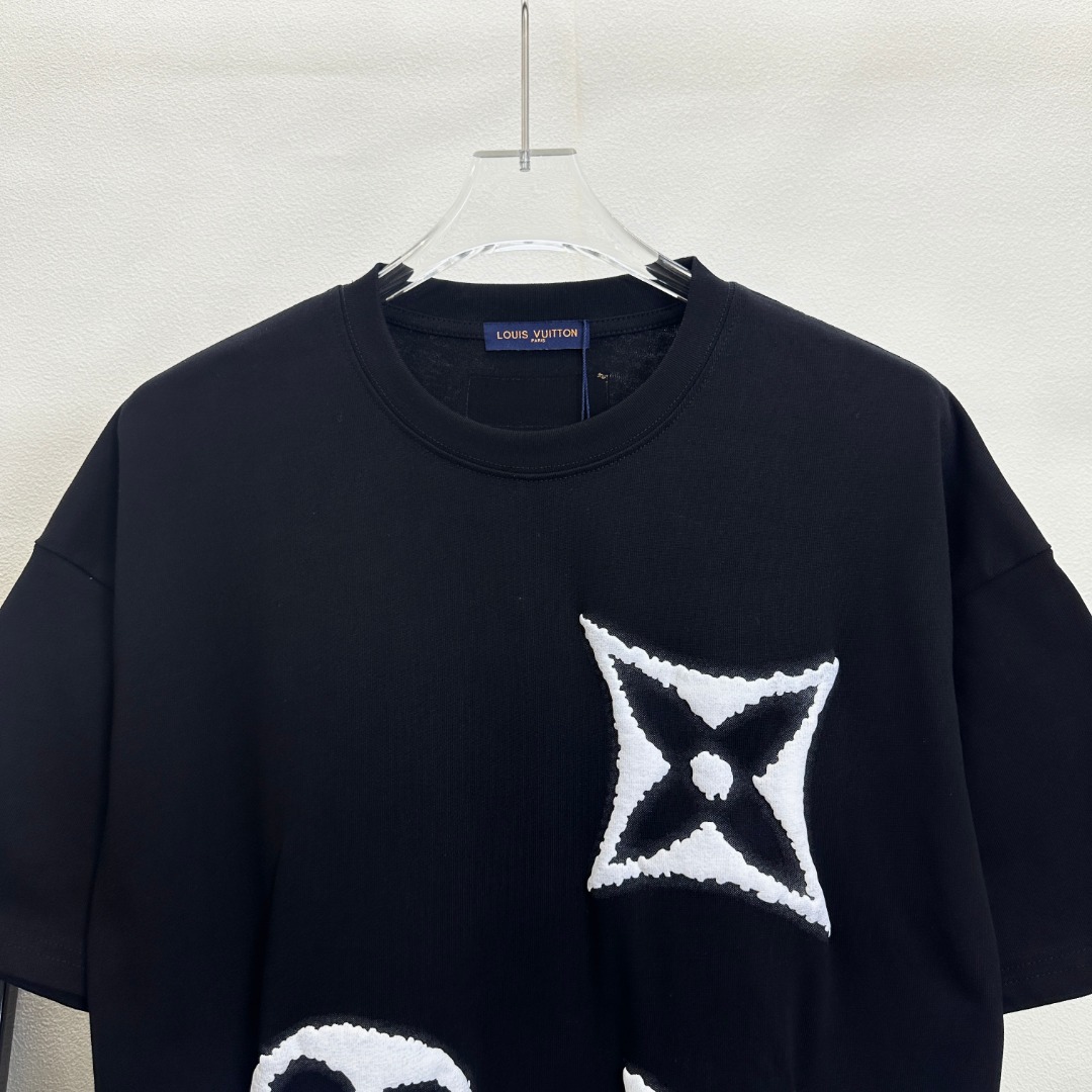 💰85（顶级版本 区别通货）

款式：路易威登LV发泡工艺LOGO短袖

颜色：图片色

尺码：S-XL

面料：300克双织纯棉

辅料：全套定制辅料

无性别区分 男女同款