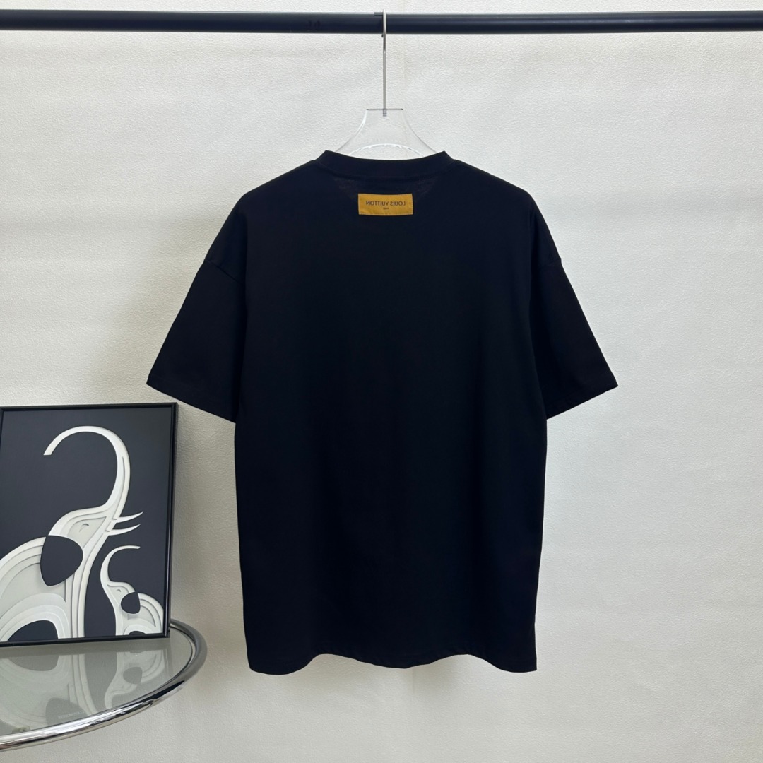 💰85（顶级版本 区别通货）

款式：路易威登LV发泡工艺LOGO短袖

颜色：图片色

尺码：S-XL

面料：300克双织纯棉

辅料：全套定制辅料

无性别区分 男女同款