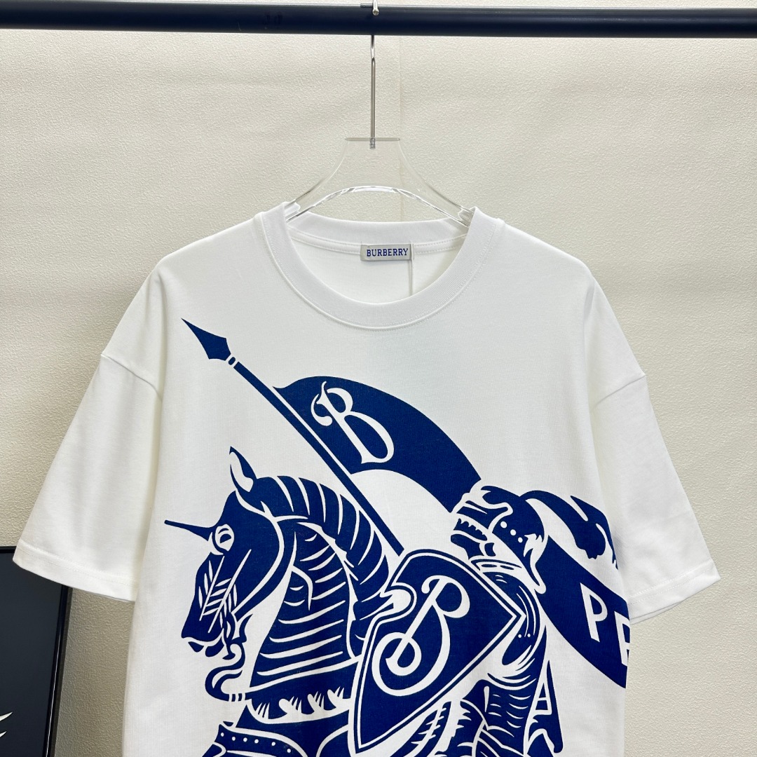 💰90（顶级版本 区别通货）

款式：巴宝莉BBR大LOGO战马短袖

颜色：图片色

尺码：S-XL

面料：300克双织纯棉

辅料：全套定制辅料

无性别区分 男女同款