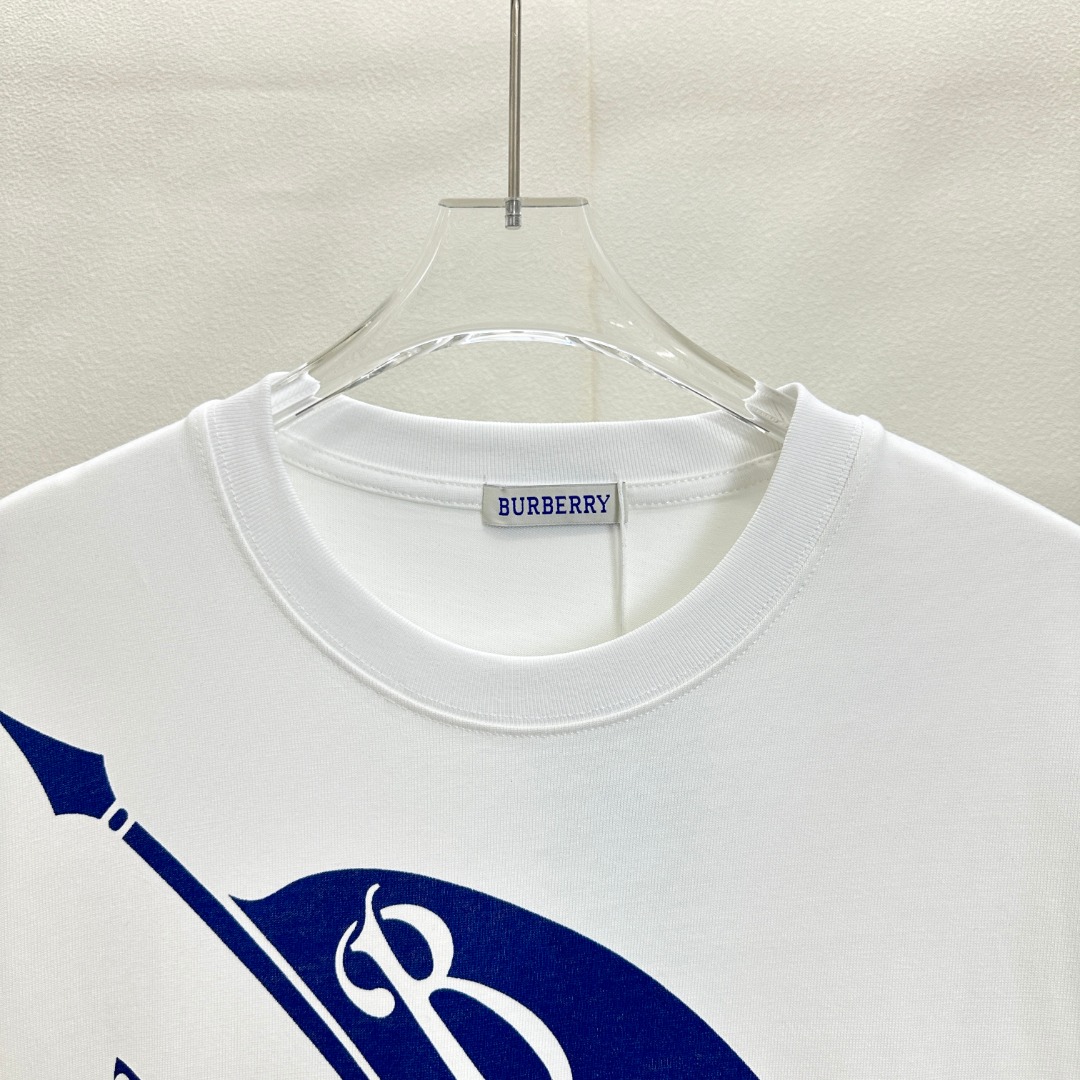 💰90（顶级版本 区别通货）

款式：巴宝莉BBR大LOGO战马短袖

颜色：图片色

尺码：S-XL

面料：300克双织纯棉

辅料：全套定制辅料

无性别区分 男女同款