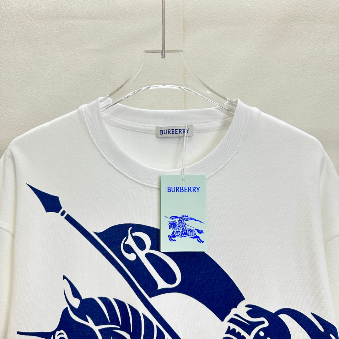 💰90（顶级版本 区别通货）

款式：巴宝莉BBR大LOGO战马短袖

颜色：图片色

尺码：S-XL

面料：300克双织纯棉

辅料：全套定制辅料

无性别区分 男女同款