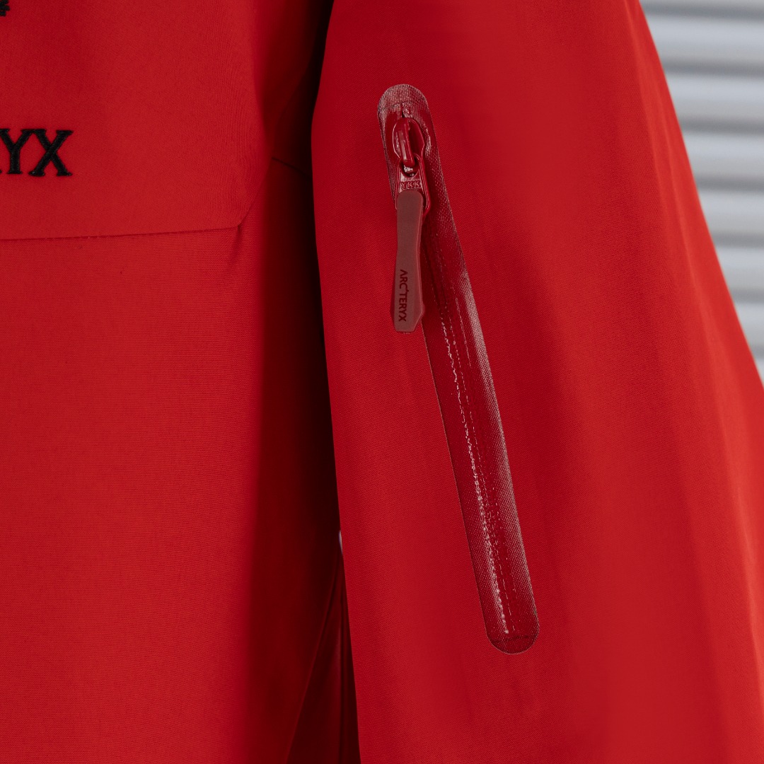 💰440（顶级版本 区别通货）
          
款式：Arcteryx始祖鸟 Alpha系列 Sv 第7代 GORE-TEX Pro户外防水硬壳全压胶冲锋衣外套夹克（内置搜救器）

颜色：图片色

尺码：S-XXL

面料：GORE-TEX 科技防水

辅料：全套定制辅料

无性别区分 男女同款
